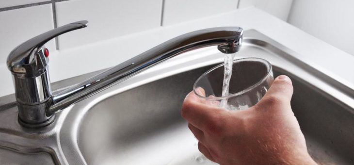 Leitungswasser: Lange nicht genutzte Rohrleitungen erst durchspülen