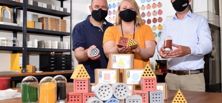 Wilde Bienen fliegen auf Rot von LANXESS