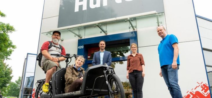Dank Spenden konnte dem Treffpunkt „An der Clemenskirche“ jetzt ein neues Lastenrad übergeben werden