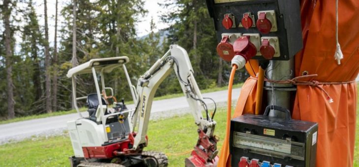 Einsatz von elektrischen Baggern und Maschinen abseits von Strassen und bewohnten Gebieten