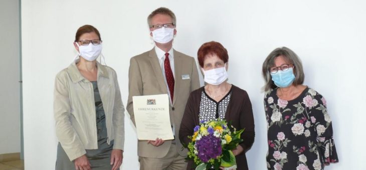 Mitarbeiterin erhält Ehrenurkunde des Freistaats