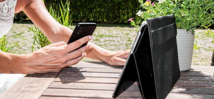 Smartphones und Tablets vor Sommerhitze schützen