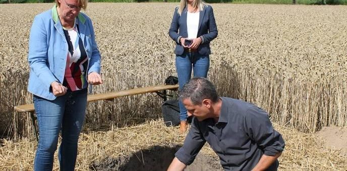 Landwirtschaftsministerin Barbara Otte-Kinast informiert sich über nachhaltige und klimaschonende Düngesysteme in Wilstedt