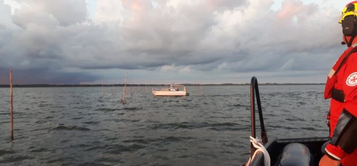 Seenotretter von Ueckermünde fangen herrenloses Boot ein