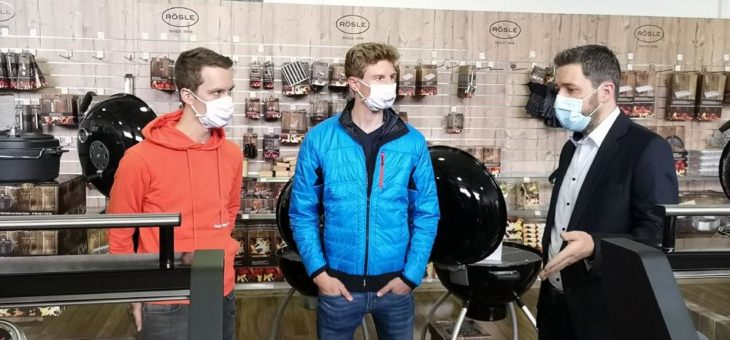 Freundin zeichnet Töpfe und Besteck von RÖSLE aus