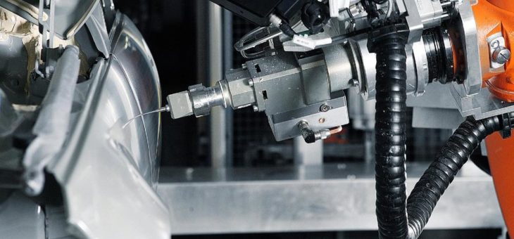 Abdichten und Dämmen mit KUKA – Vollautomatisierte Anlage bei Audi