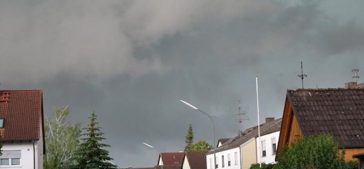 „Bitte keine Eigeninitiative bei Dachschaden nach Unwetter“