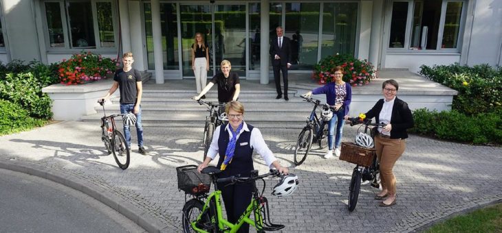 HARTING Mitarbeitende freuen sich über neue Job-Bikes