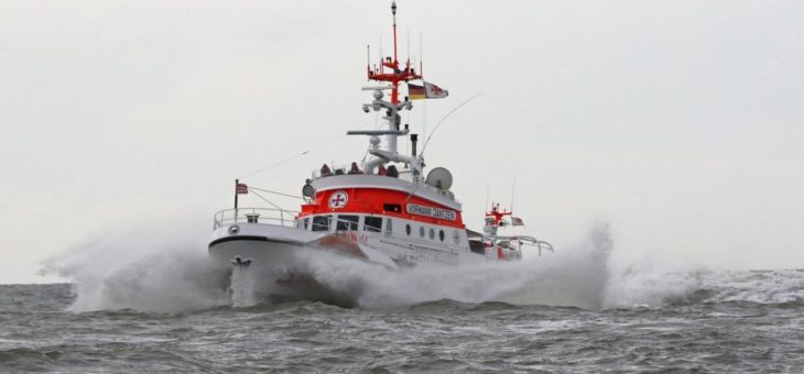 Seenotretter retten gekenterten Kajakfahrer vor Warnemünde
