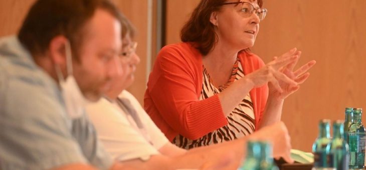 Suffizienz leben: Landtagsabgeordnete  Kerstin Geis bei Sommertour in Kelsterbach