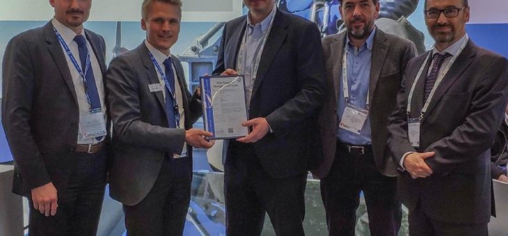 TÜV SÜD übergibt Zertifikat an ESTEYCO