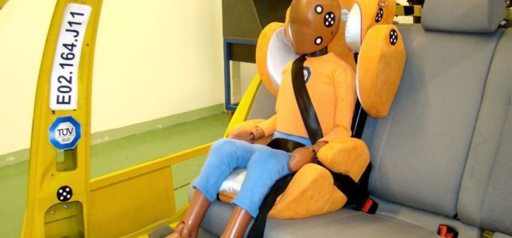 Neue Norm bringt mehr Kindersicherheit ins Auto