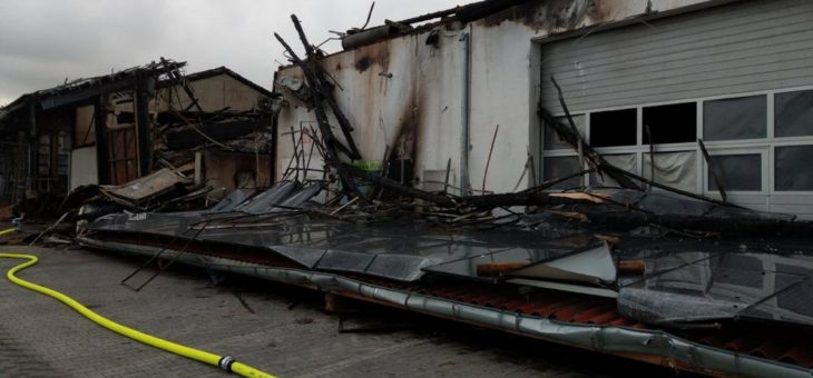 Großbrand in Irsee-Oggenried: Bezirkstagspräsident und Bürgermeister verurteilen Brandanschlag auf Nahwärmeversorgung