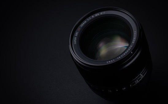 Extrem lichtstark – FUJIFILM präsentiert mit dem FUJINON XF50mmF1.0 R WR das weltweit erste Autofokus-Objektiv mit Blende F1.0*