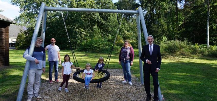 Mit Spaß und Schwung auf die neue Vogelnest-Schaukel