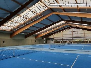 Modernes LED-Licht in Tennis- und Sporthallen, Schwimmbädern und Eisstadien – fertig gebaut oder umgerüstet sein, wenn’s wieder richtig los geht