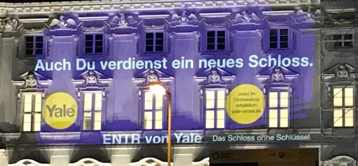 Guerilla-Werbeaktion für Yale am Berliner Stadtschloss