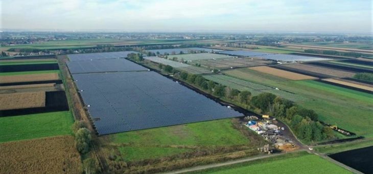 Bayerns größter Solarpark speist ersten Solarstrom ins Netz
