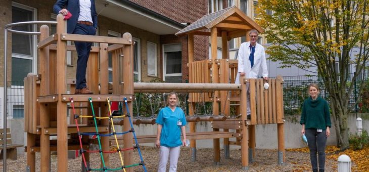 Sparkasse spendet für Spielplatz