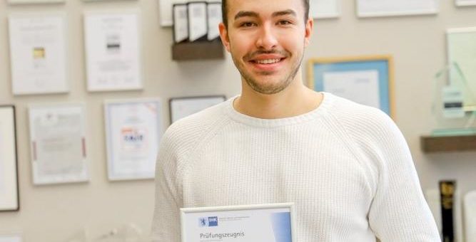 Barmenia-Auszubildender absolviert IT-Ausbildung als Landesbester in NRW