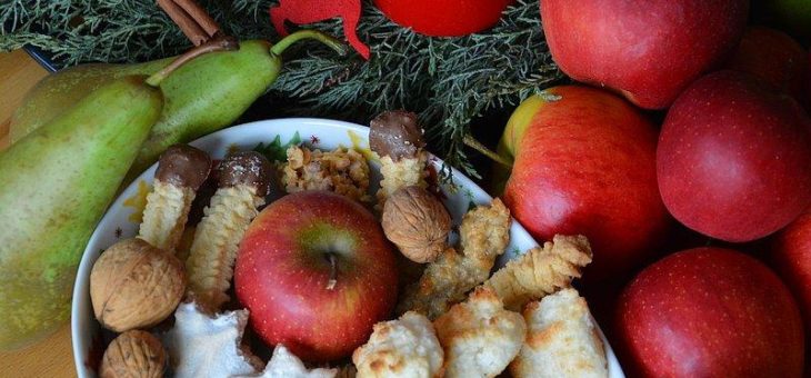 Natürliche Weihnachtsdekoration mit Äpfeln