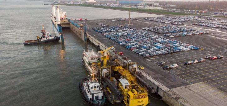 Schwimmender Umschlag am Cuxport-Terminal