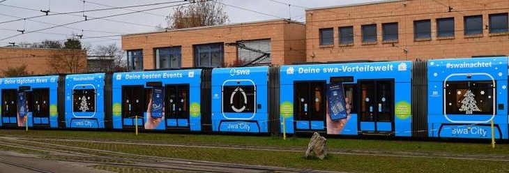 Christkindltram und Weihnachtsbulli bringen Weihnachtsstimmung nach Augsburg