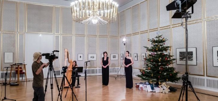 Advent, Advent: 24 Mal Vorhang hoch!