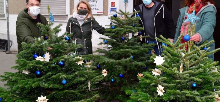 Stadtwerke Augsburg überraschen SKM Augsburg mit Weihnachtsbäumen