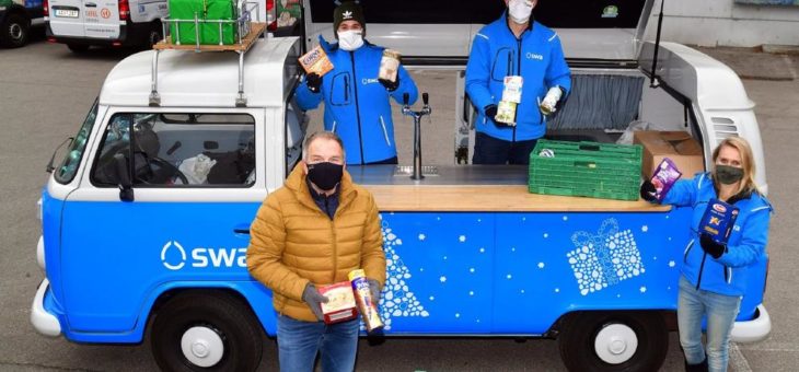 swa Mitarbeiter sammeln Essensspenden für die Tafel Augsburg