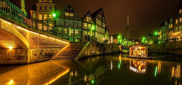 Schwimmende Weihnachtskrippe geht in Stade vor Anker