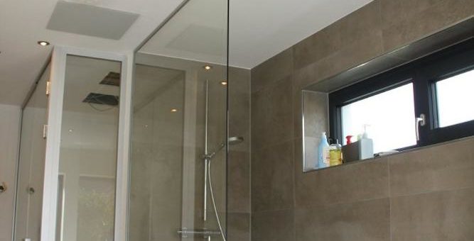 Sonnenaufgang im Badezimmer durch Infrarot-Heizung: Behaglicher Wohnkomfort trifft auf erstklassige Energieeffizienz