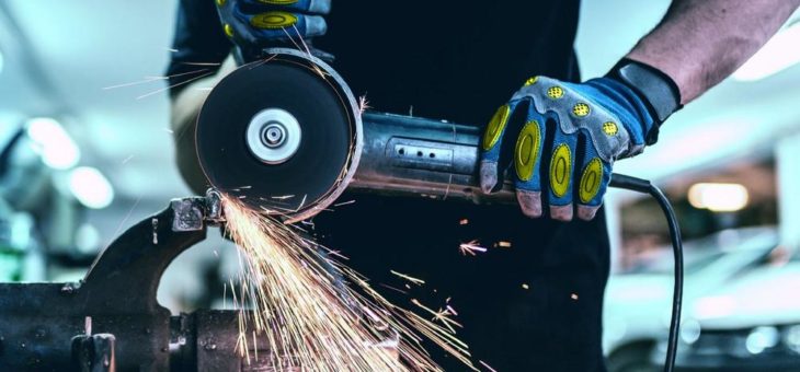 Werkzeuge und Werkstatt im Fokus