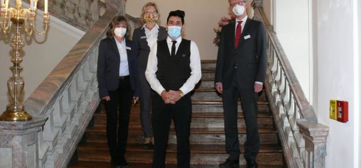 Erfolgreicher Ausbildungsabschluss dank vielfältiger Unterstützung: Schwäbisches Bildungszentrum Irsee bildet Noorollah Shahabi aus Afghanistan zum Hotelfachmann aus
