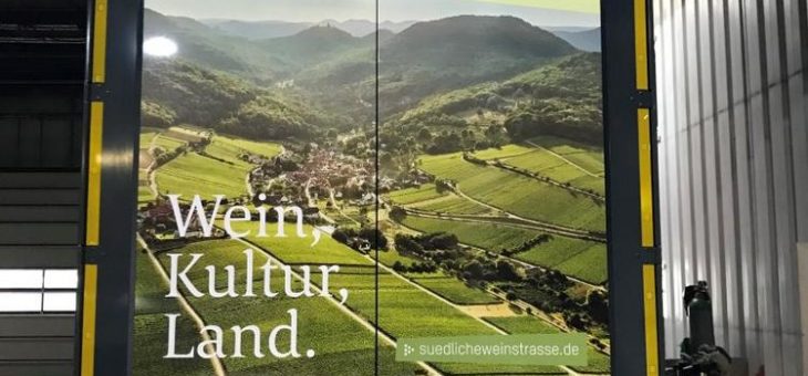 Neue Sattel-Auflieger von Toni Hotz transportieren die Südliche Weinstraße über Deutschlands Straßen