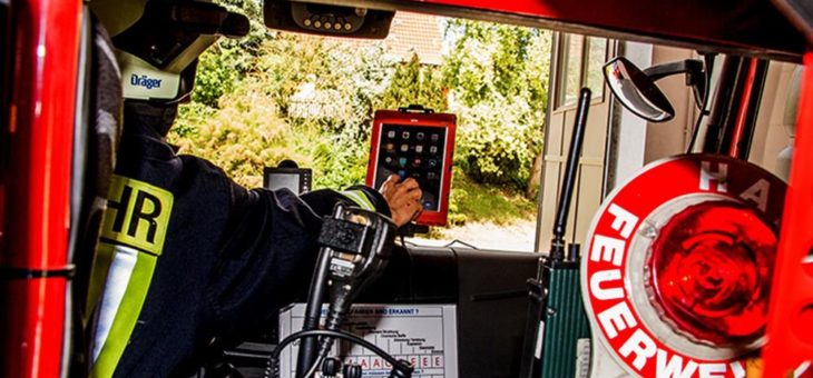 Feuer & Flamme – Innovative Halterungssysteme für Feuerwehr Leitwarten