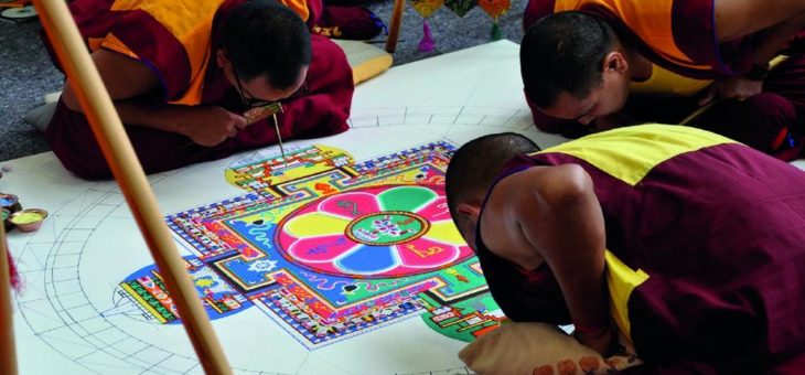 Buddhistische Mönche streuen Sandmandala im Klinikum Christophsbad