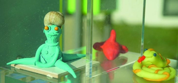 „Knete in der Kiste“: Bunte Ausstellung im Klinikum Christophsbad