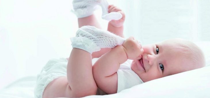 Liebevoll-kräftige und sanfte Berührungen: Massagen für Säuglinge