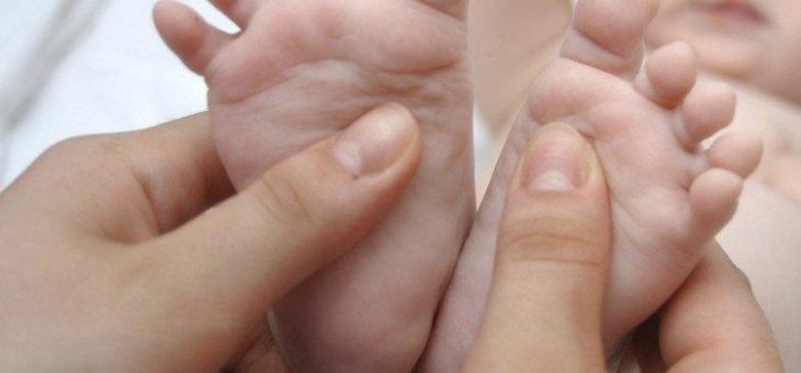 Liebevolle Hände, sanfte Berührungen: Massagen für Säuglinge