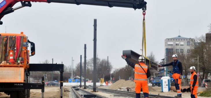 Fahrleitungsmasten werden gesetzt