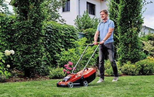 Sieben Tipps vom Einhell Gartenexperten: So holen Sie Ihren Rasen aus dem Winterschlaf
