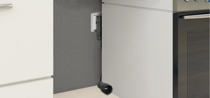 Steckdosen hinter Möbeln nutzen – Flachstecker und worauf Sie achten sollten