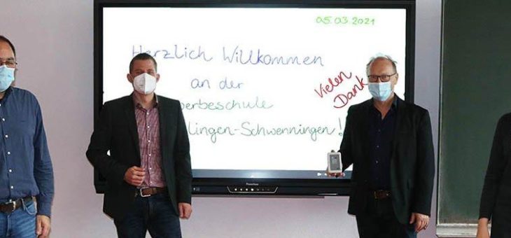 B+B übergibt Testgeräte der CO2-Ampel „kiro air“ an Gewerbeschule VS