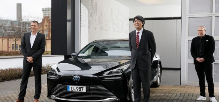 Japanischer Generalkonsul ab sofort im neuen Toyota Mirai (Kraftstoffverbrauch [nach WLTP] Wasserstoff kombiniert 0,89-0,79 kg/100 km; Stromverbrauch kombiniert 0 kWh/100 km; CO2-Emissionen kombiniert 0 g/km) unterwegs
