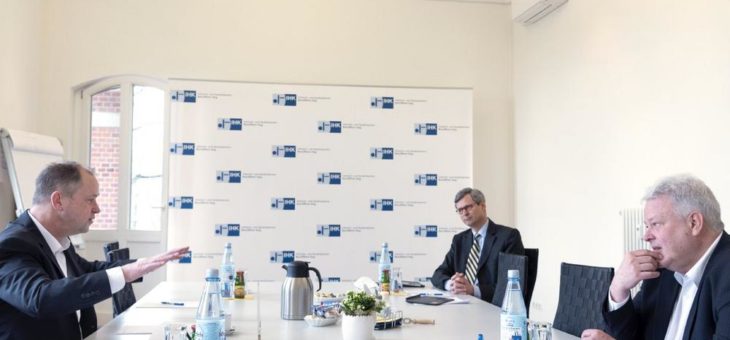 Minister Stamp besucht Hagen Consulting