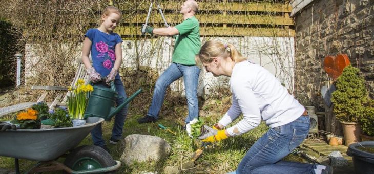 Fit bei der Gartenarbeit