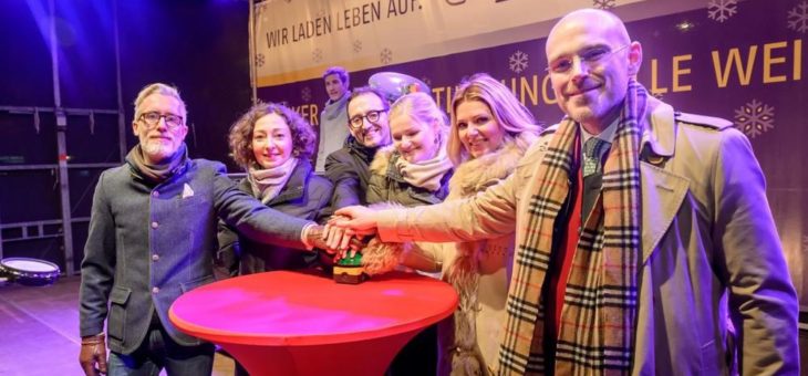 Weihnachtsbaum am Brandenburger Tor leuchtet