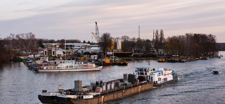 Schwimmende Stadt: Deutsche Binnenreederei bringt Skulpturen für Emscherkunstweg von Berlin nach Duisburg