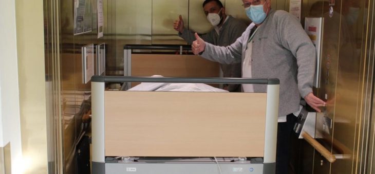 Mitarbeiter und Patienten dürfen sich auf neue Pflegebetten freuen in der Asklepios Neurologischen Klinik Falkenstein